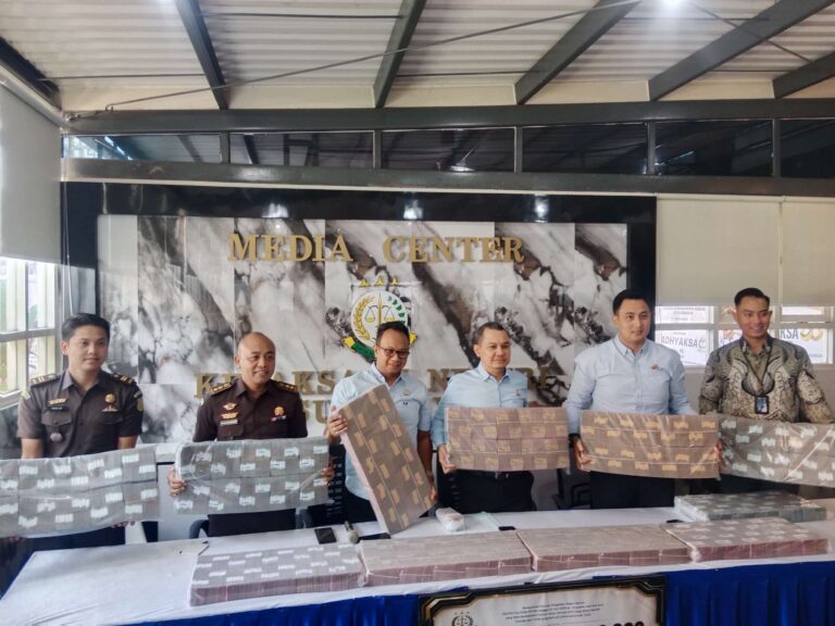Kejari Surabaya Setorkan Barang Bukti Rp9,05 Miliar Hasil Judi Online ke Kas Negara