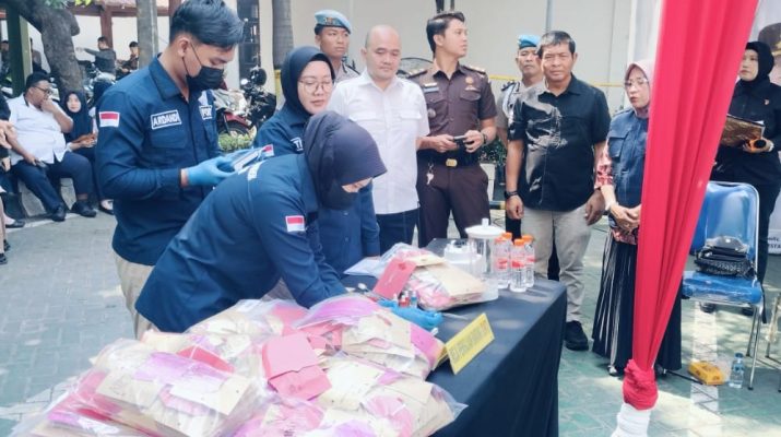 Proses pemusnahan barang bukti berbagai jenis narkoba di Polrestabes Surabaya