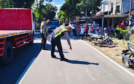 Petugas kepolisian melakukan olah TKP kecelakaan lalu lintas di Desa Pancoran, Kecamatan Kota, Kabupaten Bondowoso.