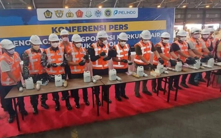 Petugas menunjukan barang bukti merkuri cair yang digagalkan saat akan diekspor secara ilegal ke Burkina Faso, Afrika Barat.