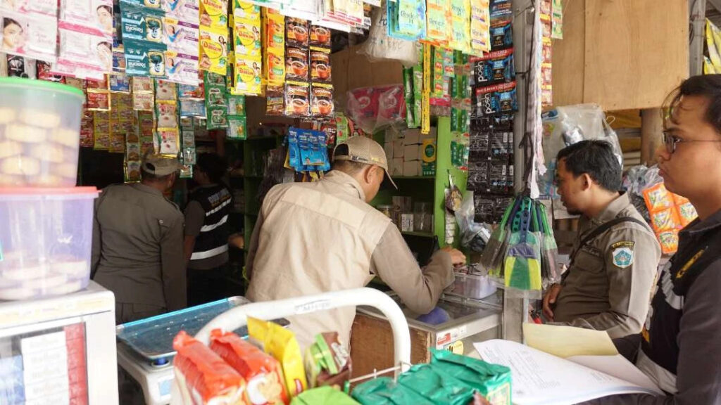 Operasi gabungan di Lamongan untuk memberantas rokok ilegal.