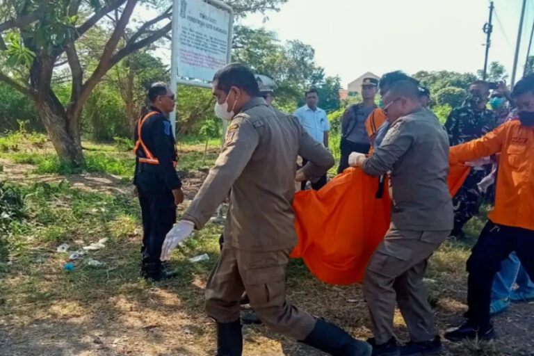 Petugas mengevakuasi jenazah lansia yang tewas tertabrak kereta api di perlintasan rel Jalan Sememi Baru, Benowo, Surabaya.