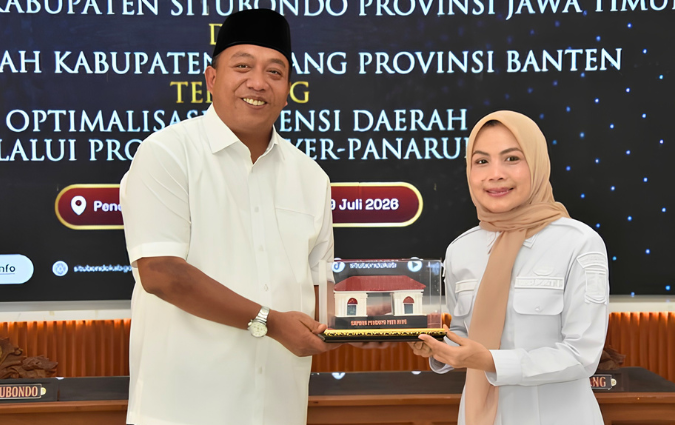 Bupati Situbondo Yusuf Rio Wahyu Prayogo dan Bupati Serang Ratu Rachmatuzakiyah saat menandatangani nota kesepahaman (MoU) untuk mengembangkan program Anyer-Panarukan 3R (Road, Route, Roots) sekaligus menggelar Festival Anyer-Panarukan di Pendopo Rakyat Situbondo, Rabu (29/7/2026).