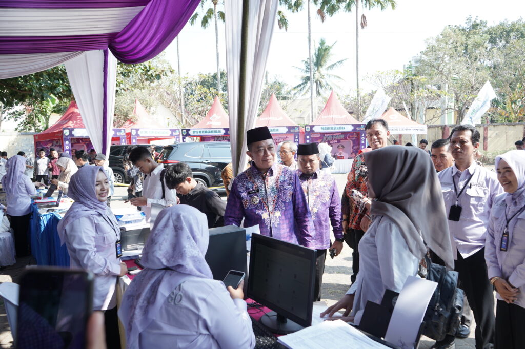 Bupati Bondowoso, Abdul Hamid Wahid, berdialog dengan salah seorang pencari kerja saat meninjau pelaksanaan Bondowoso Job Fair 2026.