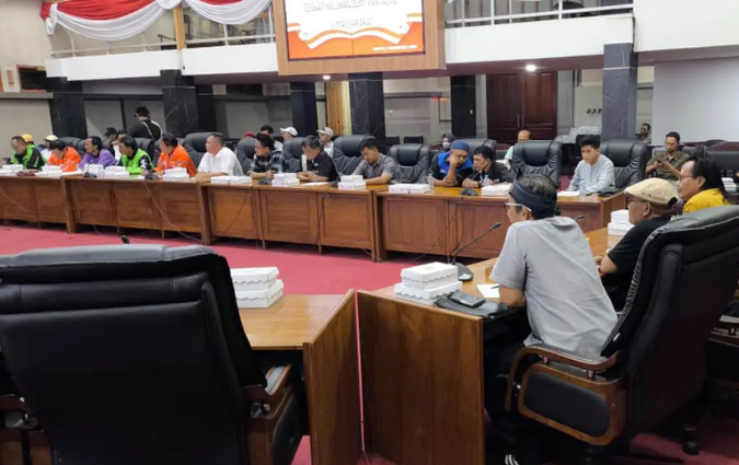 Suasana audiensi DPRD Kota Pasuruan bersama masyarakat.