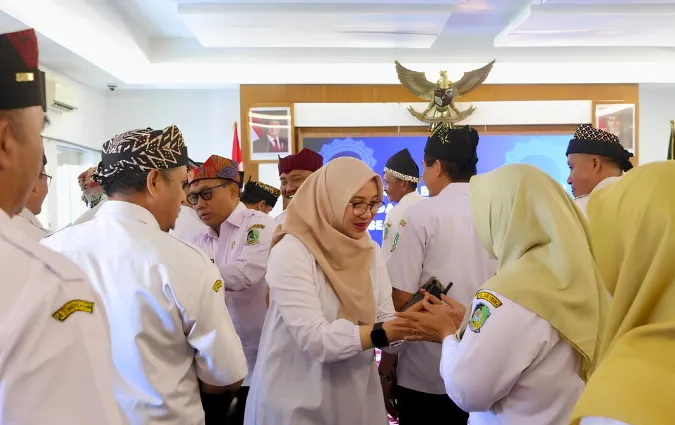 Bupati Banyuwangi Mutasi 42 Kepala SMP, Minta Aktif Cegah Anak Putus Sekolah