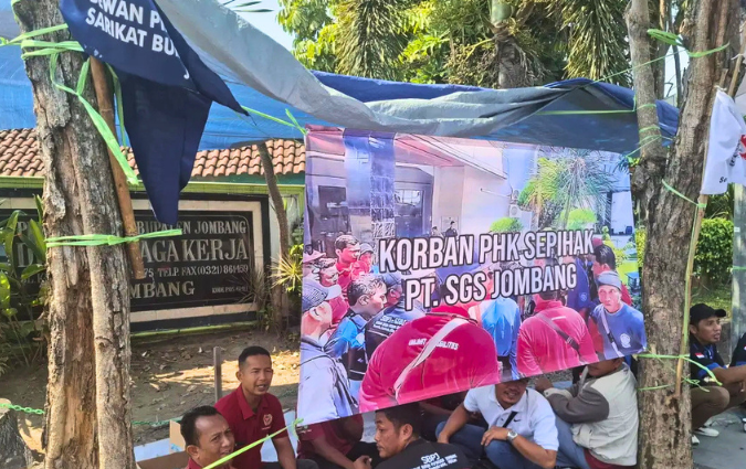 Puluhan buruh PT Sumber Graha Sejahtera (SGS) Jombang yang terdampak pemutusan hubungan kerja (PHK) massal mendirikan tenda keprihatinan di depan Kantor Dinas Tenaga Kerja (Disnaker) Kabupaten Jombang di Jalan KH Wahid Hasyim, Jumat (17/7/2026).