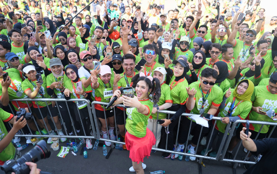 DJ Una usai melakukan penampilan di PKB FUN RUN FESTIVAL Jawa Timur, di Surabaya, Minggu (12/7/2026).