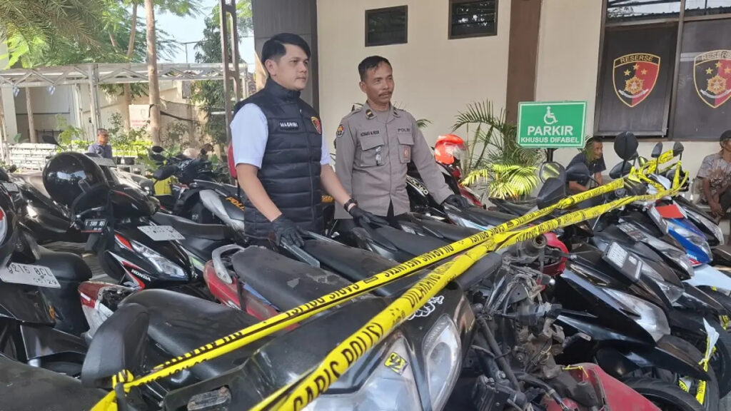 Barang bukti yang disita dari komplotan spesialis pencurian sepeda motor di Jombang.