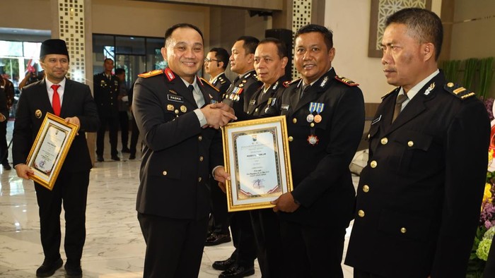 Polres Lamongan menerima penghargaan usai meraih Juara I Lomba Patroli tingkat Polda Jatim.