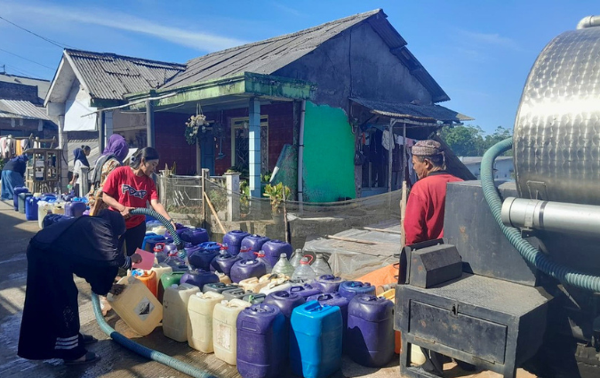 BPBD Kab Semarang distribusikan 10.000 liter air bersih kepada warga Dusun Ngoho Desa Kemitir Kec. Sumowono yang terdampak kekeringan, Sabtu (4/7).