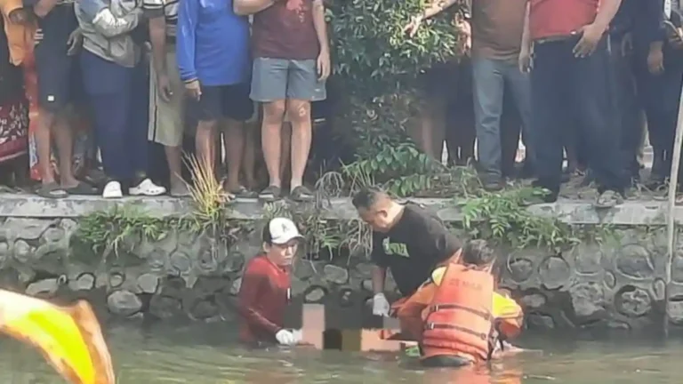 Proses evakuasi jasad lansia yang ditemukan di sungai ponokawan.