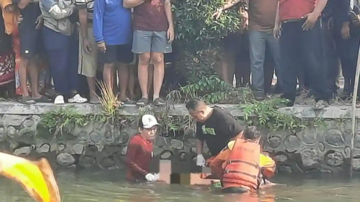 Gempar ! Warga Temukan Jasad Lansia Mengambang di Sungai Ponokawan Krian