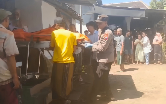 Polisi dan tim gabungan mengevakuasi jasad korban.