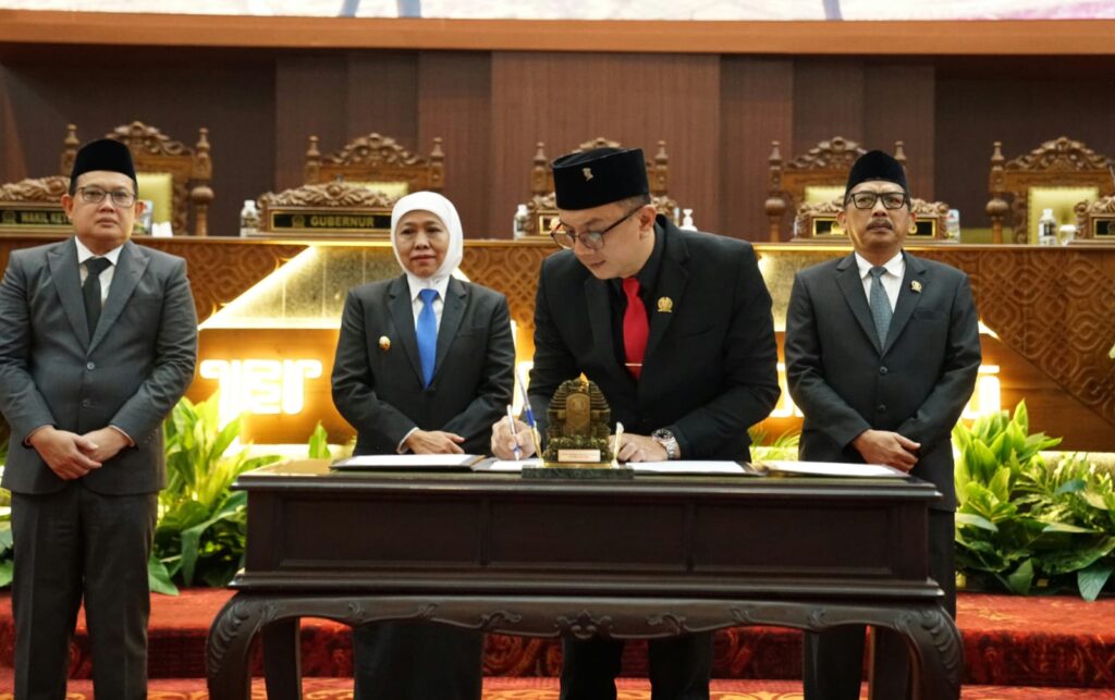 Pimpinan DPRD Jatim menandatangani Nota KUA-P