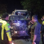 Alphard KH Anwar Zahid Ringsek Ditabrak Truk Trailer di Bojonegoro