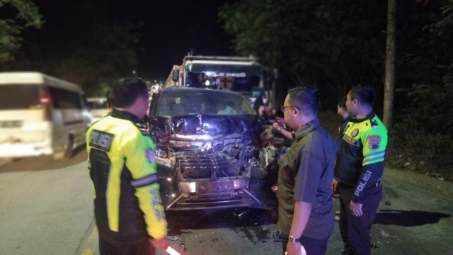 Mobil Alphard yang ditumpangi KH Anwar Zahid terlihat mengalami kerusakan pada bagian depan saat diperiksa Satlantas Polres Bojonegoro.