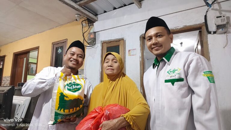Pengurus Lazisnu Ranting Sugihwaras Memberikan Santunan Sembako Kepada Salah Satu Penerima
