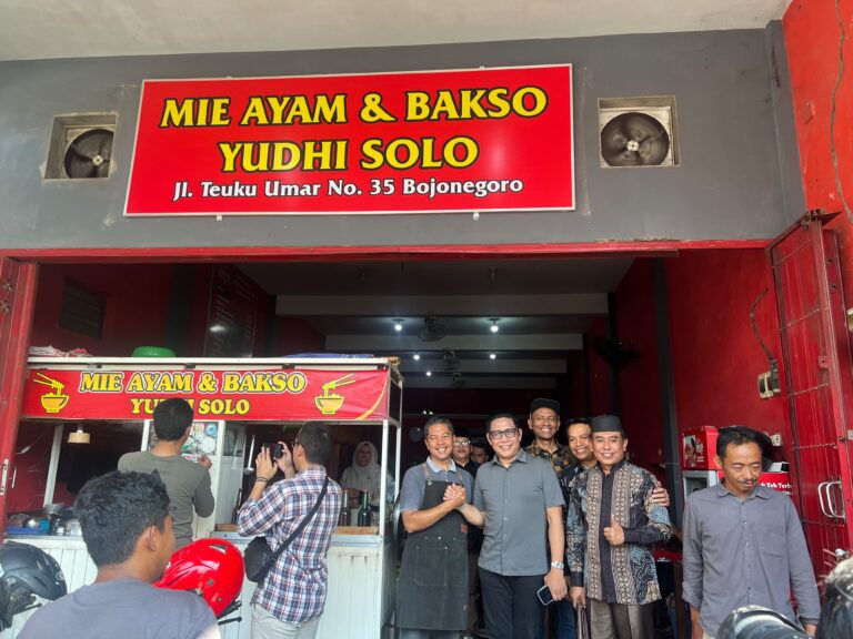 Ketua DPW PKB Jawa Timur, Abdul Halim Iskandar, berfoto bersama pemilik UMKM Mie Ayam & Bakso Yudhi Solo usai menikmati kuliner lokal di Bojonegoro, Rabu (5/8/2026).