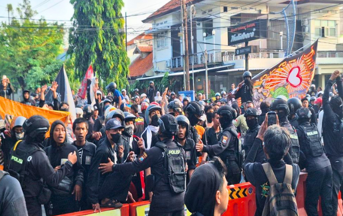 Situasi di sekitar persimpangan Jalan Teuku Umar dan Jalan RA Kartini saat massa aksi pesilat PSHT berusaha untuk mendatangi markas ormas kesukuan yang berkaitan dengan terduga pelaku pembacokan.