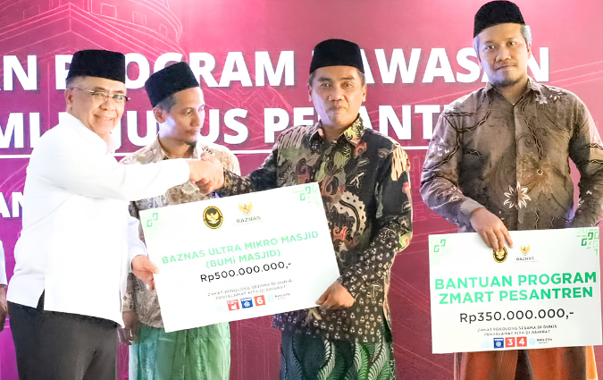 BAZNAS RI saat menyalurkan bantuan penguatan ekonomi umat di Pondok Pesantren Ihyaul Ulum, Gresik.