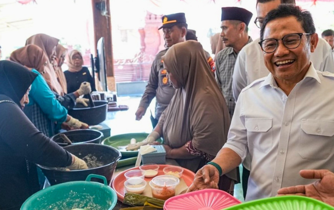 Menko Bidang Pemberdayaan Masyarakat, Abdul Muhaimin Iskandar, saat mengunjungi para UMKM di Di Watu Agung, Gresik.