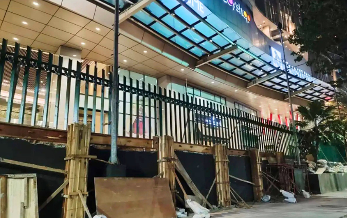 Pagar besi terpasang di sejumlah mal di Surabaya.